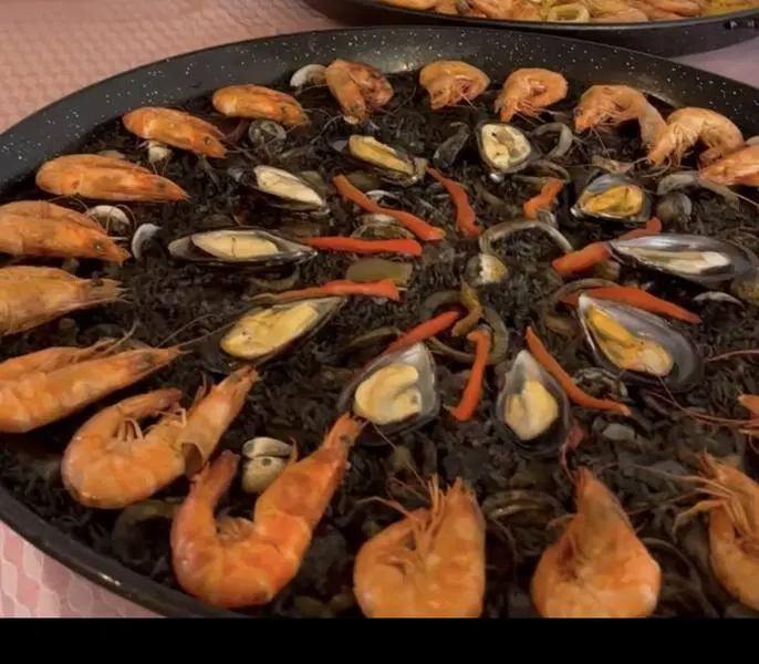 Paella negra en tinta de calamar con mariscos