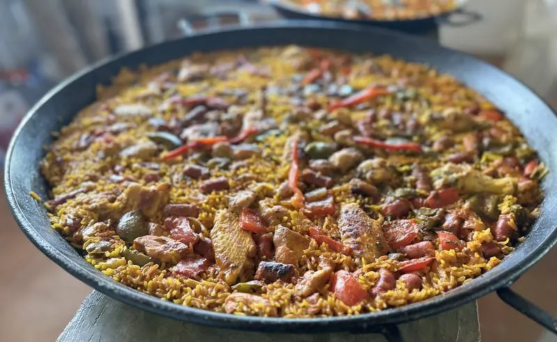Paella de carne con pollo, cerdo, chorizo español y chistorra