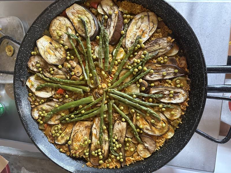 Paella vegetariana con berenjena, zucchini, espárragos y champiñones