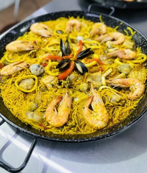 Fideuá de mariscos con fideos y camarones