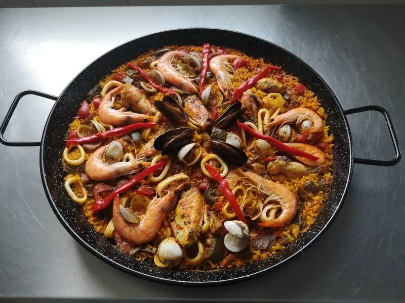 Paella mixta de mariscos, pollo y cerdo