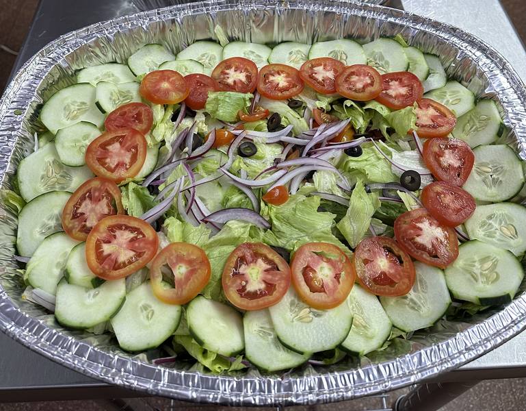 Ensalada de la huerta con tomate, pepino y aceitunas